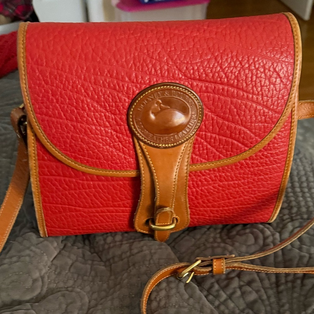 VINTAGE: RED, SADDLE WITHTAN PIPING DOONEY ESSEX SHOULDER CROSSBODY BAG.